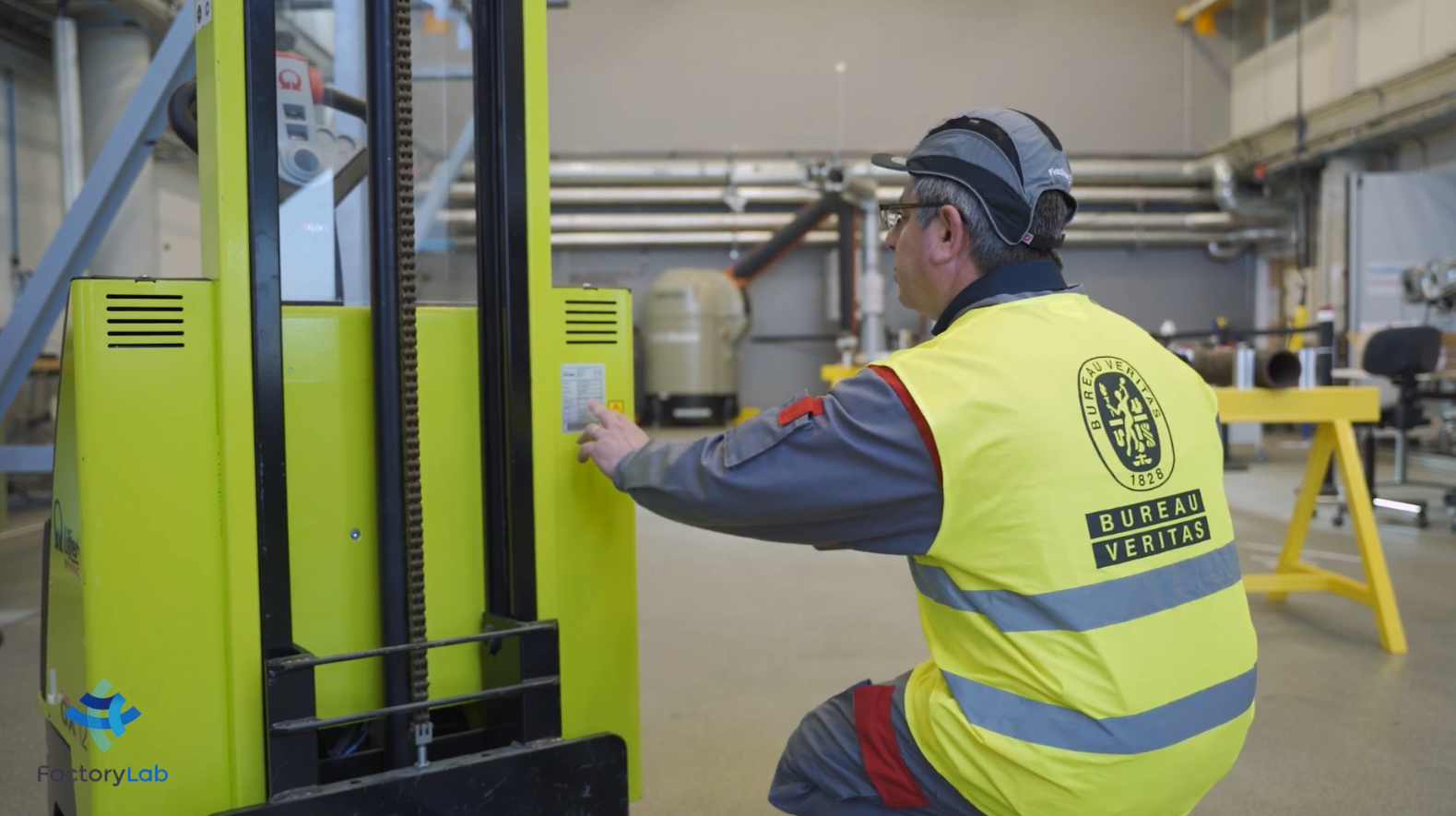 Tournage vidéo en environnement industriel avec respect des équipements de sécurité